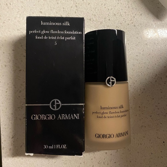 NIB Giorgio Armani Luminous Silk Foundation - 5 - Picture 2 of 4